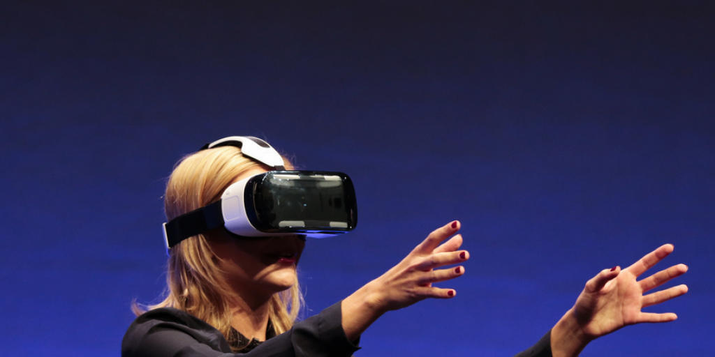 So etwas will Apple auch: Laut einem Bericht der "Financial Times" plant Apple die Entwicklung einer Virtual-Reality-Brille. Apple ist damit aber nicht der Erste: Die zu Facebook gehörenden Firma Oculus will eine solche Brille (im Archivbild ein Prototyp) im März ausliefern. So etwas will Apple auch: Laut einem Bericht der "Financial Times" plant Apple die Entwicklung einer Virtual-Reality-Brille. Apple ist damit aber nicht der Erste: Die zu Facebook gehörenden Firma Oculus will eine solche Brille (im Archivbild ein Prototyp) im März ausliefern.