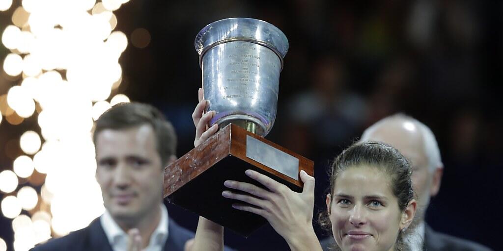 epa06280105 Julia Görges stemmt den Pokal