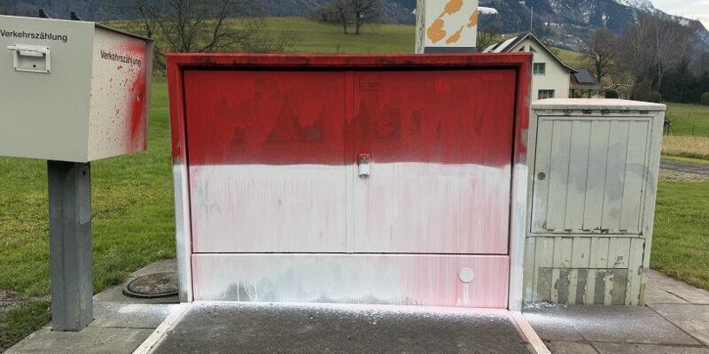 In der Maurer Fallsgasse wurden ein Stromverteilerkasten und der daneben befindliche Verkehrszähler von einer unbekannten Täterschaft mit roter und weisser Farbe verunstaltet.