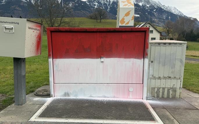 In der Maurer Fallsgasse wurden ein Stromverteilerkasten und der daneben befindliche Verkehrszähler von einer unbekannten Täterschaft mit roter und weisser Farbe verunstaltet.