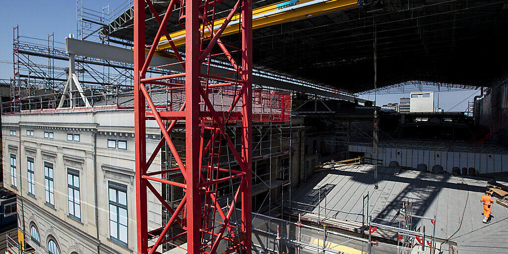 Der historische Südtrakt des Hauptbahnhofs Zürich wird im Schutz eines 4000 Quadratmeter grossen Schutzdaches saniert.