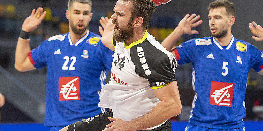 Gegen Alen Milosevic (in weiss) hatte in dieser Szene Frankreichs Luka Karabatic (Nr. 22) das Nachsehen