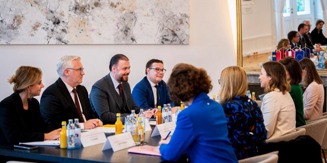 Regierungsrat Emanuel Schädler und Bundesministerin Claudia Plakolm mit der Liechtensteinischen und Österreichischen Delegation beim Arbeitsgespräch.