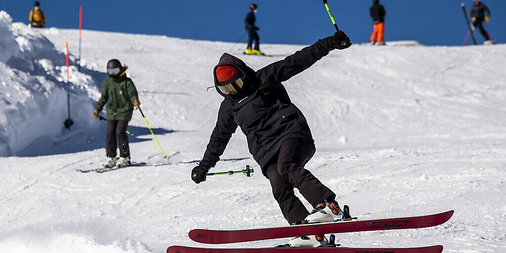 Die Skigebiete in der Schweiz sollen auch im "Corona-Winter" ohne grössere Massnahmen geöffnet bleiben. Das fordert eine bürgerliche Allianz vom Bundesrat. (Archivbild)