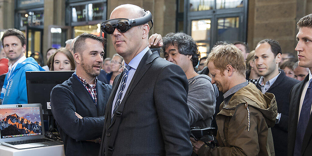 Bundespräsident Alain Berset testet eine Virtual Reality Brille am Digitaltag, am Donnerstag, 25. Oktober 2018 im Hauptbahnhof in Zürich. (KEYSTONE/Peter Klaunzer)