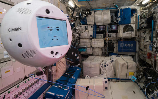 Blick in die ISS mit dem in der Schweiz produzierten schwebenden Roboter Cimon (Crew Interactiv MObile companioN). Er ist, wie der ganze Rest der Station, schon etwas in die Jahre gekommen. Möglich, dass das 15 Jahre alte Weltraum-Habitat bald verschrottet wird. (Archivbild)