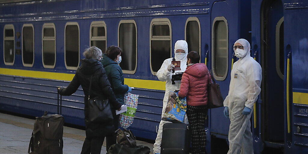 Mit Spezialzug zurückgeholt: Gesundheitspersonal überprüft in Kiew in der Ukraine gestrandete Russen vor der Rückkehr in die Heimat. Mit Spezialzug zurückgeholt: Gesundheitspersonal überprüft in Kiew in der Ukraine gestrandete Russen vor der Rückkehr in die Heimat.