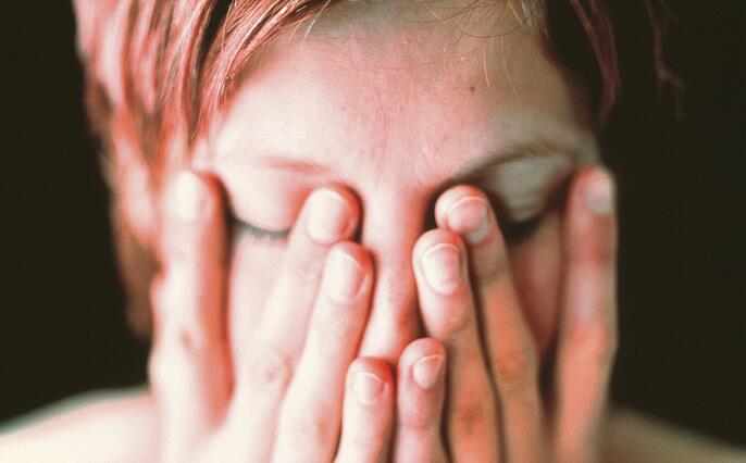 FRAU, EMOTION, TRAUER, UNGLUECKLICH, UNZUFRIEDEN, DEPRESSION, AERGER, ARM, BEISSEN, FRUST, GEFUEHLSAUSBRUCH, GESICHT, GEFUEHLSLOS, VERKRAMPFT, MUEDIGKEIT, HILFSLOSIGKEIT, GEDANKEN, BESORGT, BLINDHEIT, AUSDRUCK, STRESS