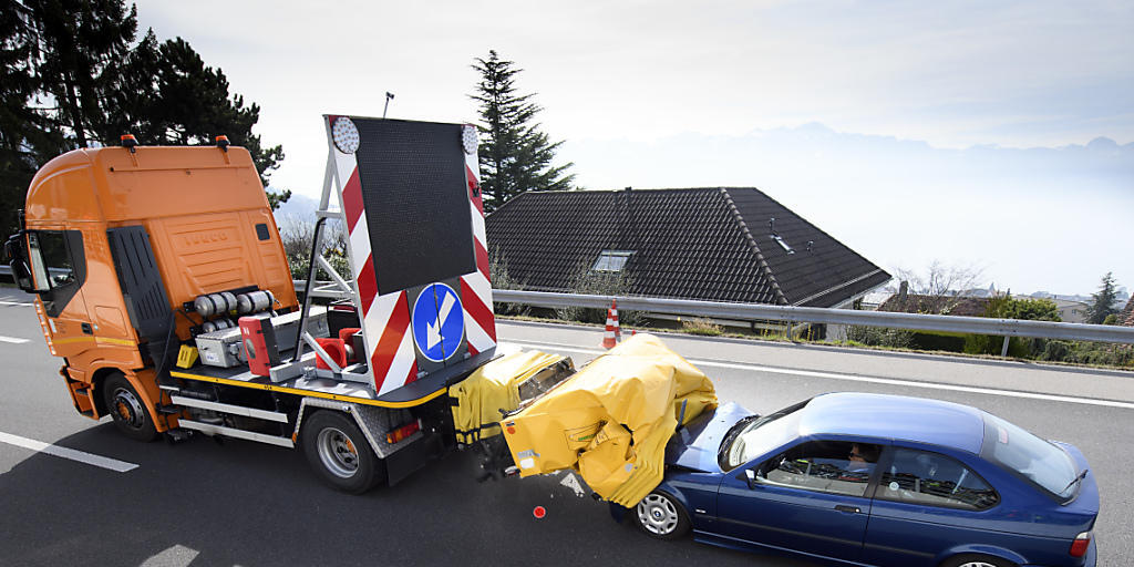 Beim Crash-Test prallte ein Auto mit Tempo 60 in die Aufpralldämpfer vor einem Signalisationsfahrzeug in der Waadt.