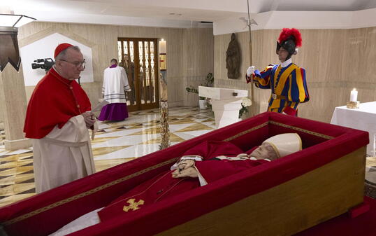 Der Leichnahm des heiligen Vaters war bis heute in der Santa-Marta-Kapelle aufgebahrt. Um 9 Uhr wird er in den Petersdom überführt, wo es den Gläubigen möglich ist, persönlich am Sarg des Papstes Abschied zu nehmen.
