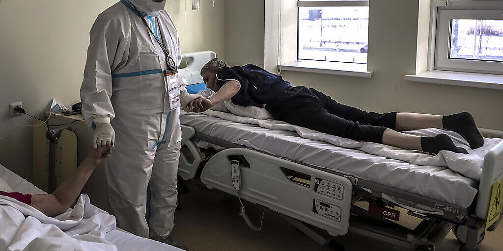 dpatopbilder - Der Bischof (M) der Russisch-Orthodoxen Kirche, Panteleimon, tröstet Patienten, die im Verdacht stehen, das Coronavirus zu haben, in einem Krankenhaus in Kommunarka, außerhalb von Moskau. Foto: Sophia Sandurskaya/Moscow News Agency/dpa dpatopbilder - Der Bischof (M) der Russisch-Orthodoxen Kirche, Panteleimon, tröstet Patienten, die im Verdacht stehen, das Coronavirus zu haben, in einem Krankenhaus in Kommunarka, außerhalb von Moskau. Foto: Sophia Sandurskaya/Moscow News Agency/dpa