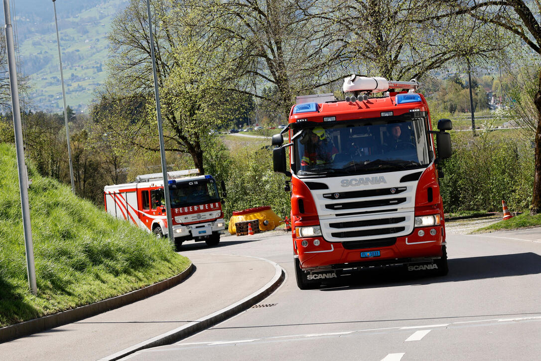 Schluss&uuml;bung beim Kurs f&uuml;r neue Feuerwehrleute beim "Restaurant L&ouml;wen&raquo; in Gamprin-Bendern.