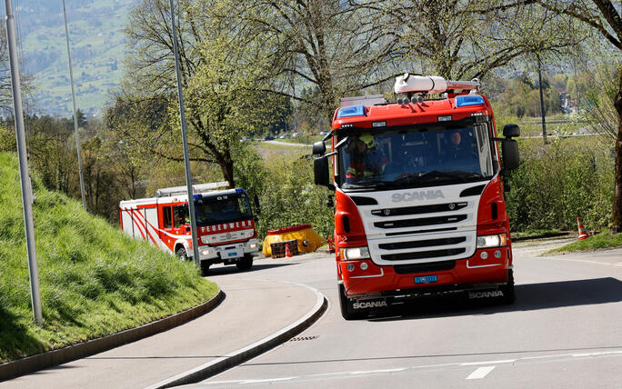 Schluss&uuml;bung beim Kurs f&uuml;r neue Feuerwehrleute beim "Restaurant L&ouml;wen&raquo; in Gamprin-Bendern.