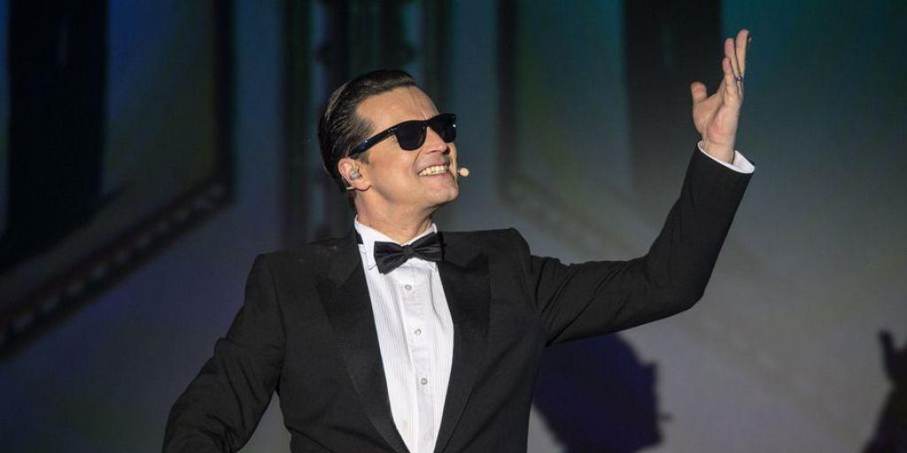 Wie aus dem Gesicht geschnitten: Alexander Kerbst überzeugt aber auch stimmlich in "Falco - Das Musical". Im April und Mai kommt die Produktion in die Schweiz. Wie aus dem Gesicht geschnitten: Alexander Kerbst überzeugt aber auch stimmlich in "Falco - Das Musical". Im April und Mai kommt die Produktion in die Schweiz.