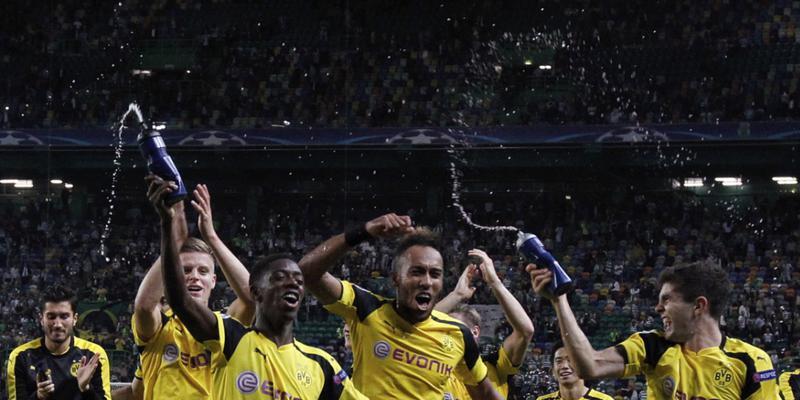 Die Dortmunder feiern den 2:1-Sieg in der Champions League bei Sporting Lissabon