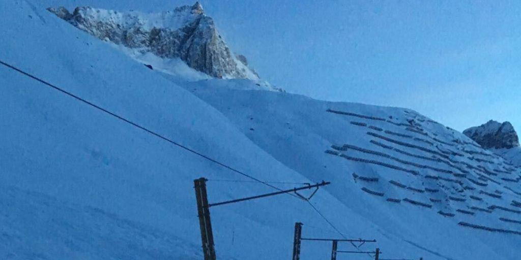 Meterhohe Schneemassen verschütten am Oberalp die Geleise der Matterhorn Gotthard Bahn zwischen Nätschen UR und dem Pass nach Graubünden.