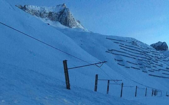 Meterhohe Schneemassen verschütten am Oberalp die Geleise der Matterhorn Gotthard Bahn zwischen Nätschen UR und dem Pass nach Graubünden.