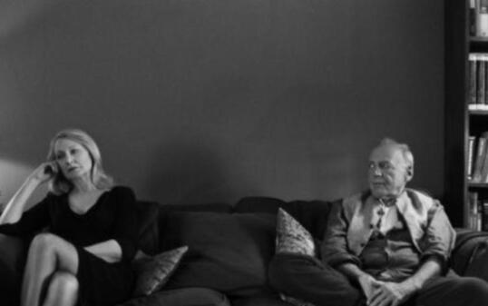 Bruno Ganz (r. neben Patricia Clarkson) spielt in Sally Potters "The Party", der im Hauptwettbewerb der heute beginnenden Berlinale läuft. (Handout)