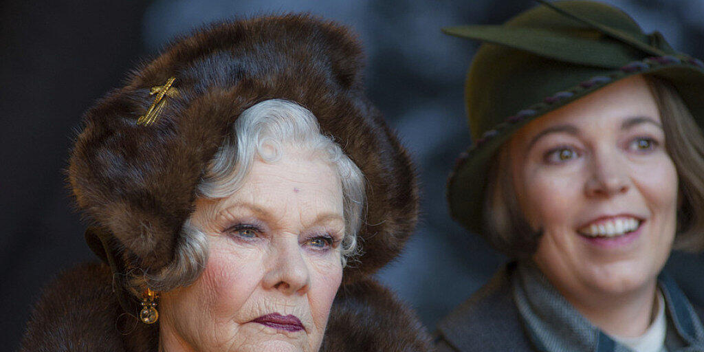 Judi Dench (links) und Olivia Colman spielen in "Murder On The Orient Express". Der Kriminalfilm übernahm am Wochenende vom 17. bis zum 19. November 2017 in der Deutschschweiz die Spitze bei den Kinocharts. (Archiv)