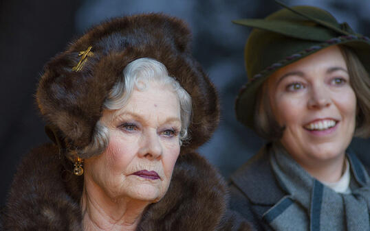 Judi Dench (links) und Olivia Colman spielen in "Murder On The Orient Express". Der Kriminalfilm übernahm am Wochenende vom 17. bis zum 19. November 2017 in der Deutschschweiz die Spitze bei den Kinocharts. (Archiv)