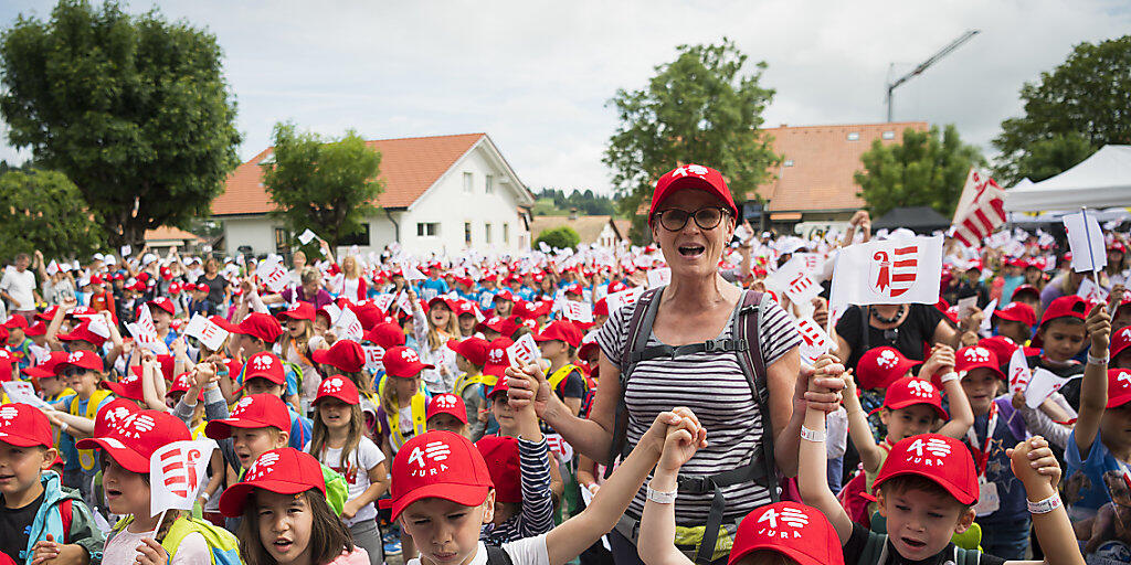 5000 Schülerinnen und Schüler und 350 Lehrpersonen sangen in Saignelégier zum Auftakt der Feierlichkeiten zum 40-jährigen Bestehen des Kantons Jura die offizielle Hymne "Rauracienne".