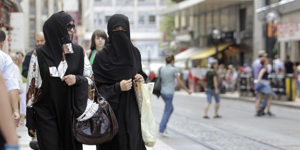 Nach einem halben Jahr Burkaverbot sind im Tessin gegen insgesamt sechs Personen Verfahren eröffnet worden. Für ein gesamtschweizerisches Verhüllungsverbot läuft derzeit die Unterschriftensammlung. (Archivbild)