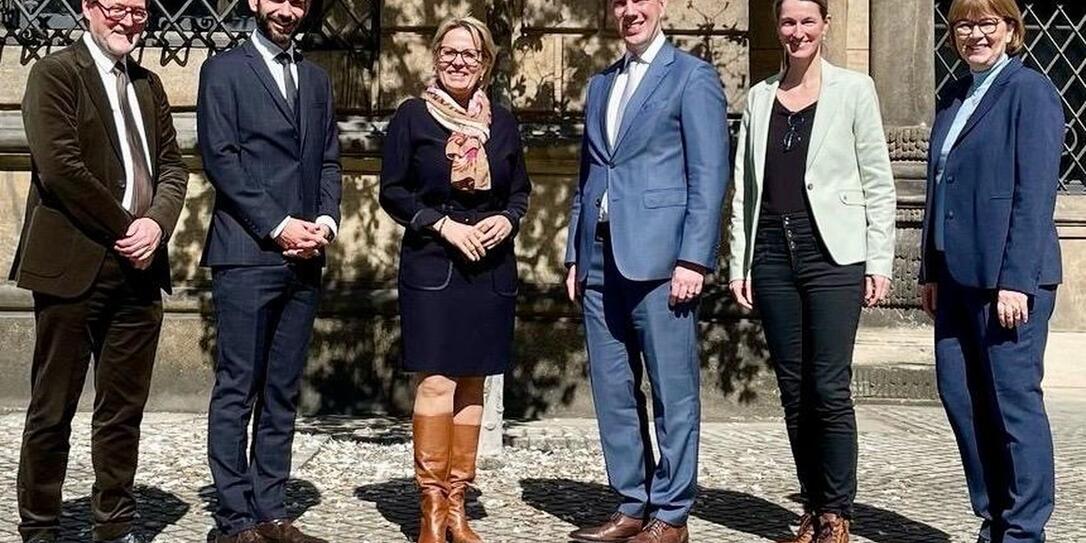 Marius Winzeler, Direktor des grünen Gewölbes in Dresden, Generalsekretär Martin Hasler, Staatsministerin Barbara Klepsch, Regierungsrat Manuel Frick, Botschafterin Isabel Frommelt-Gottschald und Heike Köser, Referentin im sächsischen Staatsministerium für Wissenschaft, Kultur und Tourismus.