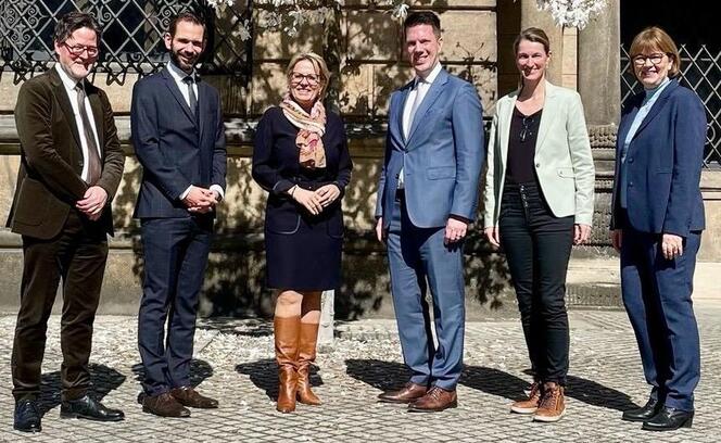 Marius Winzeler, Direktor des grünen Gewölbes in Dresden, Generalsekretär Martin Hasler, Staatsministerin Barbara Klepsch, Regierungsrat Manuel Frick, Botschafterin Isabel Frommelt-Gottschald und Heike Köser, Referentin im sächsischen Staatsministerium für Wissenschaft, Kultur und Tourismus. Marius Winzeler, Direktor des grünen Gewölbes in Dresden, Generalsekretär Martin Hasler, Staatsministerin Barbara Klepsch, Regierungsrat Manuel Frick, Botschafterin Isabel Frommelt-Gottschald und Heike Köser, Referentin im sächsischen Staatsministerium für Wissenschaft, Kultur und Tourismus.