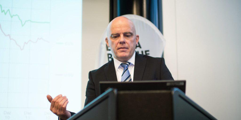Migros-Bank-Chef Harald Nedwed will die teilweise Weitergabe von Negativzinsen an vermögende Kunden prüfen. Damit müssten Sparguthaben weniger stark durch Hypotheken quersubventioniert werden - die Bank könnte Hypotheken wieder günstiger anbieten. Migros-Bank-Chef Harald Nedwed will die teilweise Weitergabe von Negativzinsen an vermögende Kunden prüfen. Damit müssten Sparguthaben weniger stark durch Hypotheken quersubventioniert werden - die Bank könnte Hypotheken wieder günstiger anbieten.