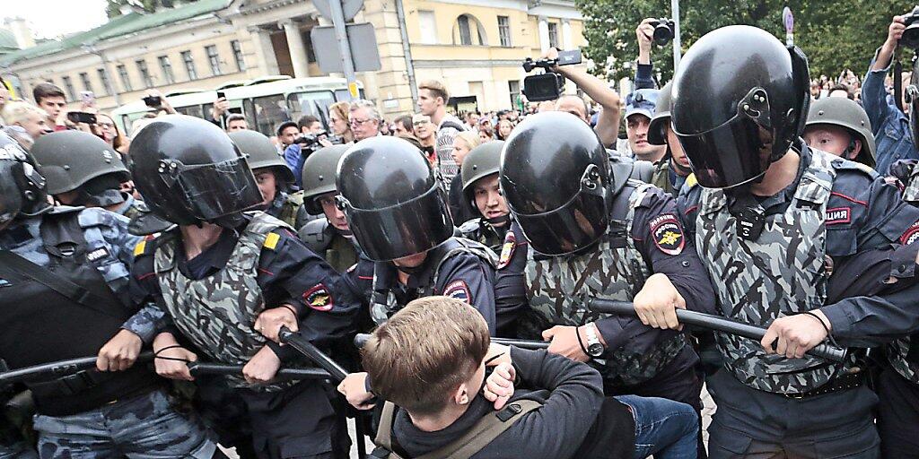 Robuster Einsatz fürs Vaterland: Russische Polizei in St. Petersburg macht Protesteilnehmer gegen die Rentenerhöhung unschädlich.