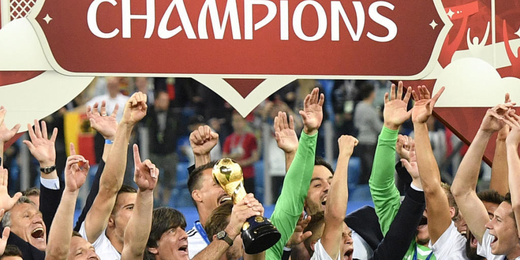 Bundestrainer Joachim Löw (mit Pokal) freut sich mit seinen Spielern über den Sieg beim Confed Cup 2017