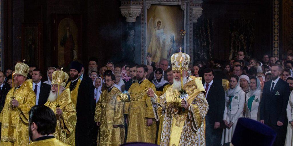 Der russische Patriarch Kirill (rechts) zelebriert in Moskau die Mitternachtsmesse. Die orthodoxen Christen in Russland feiern Weihnachten nach dem julianischen Kalender am 6. und 7. Januar.