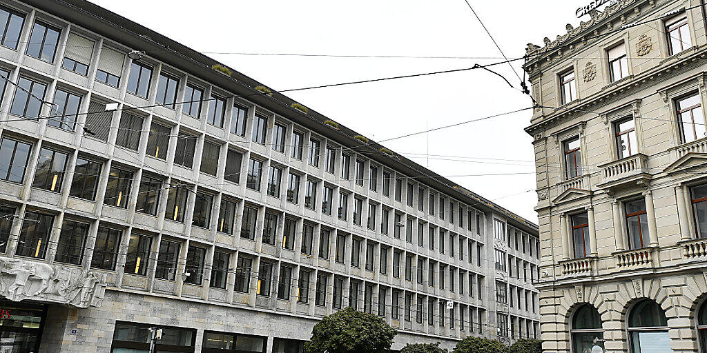 Die Credit Suisse und die UBS am Zürcher Paradeplatz. Laut gerüchten sollen die beiden Grossbanken eine Fusion planen. (Symbolbild)