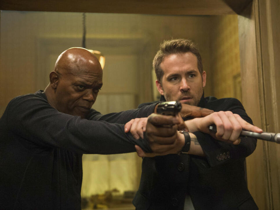Samuel L. Jackson (l) und Ryan Reynolds spielen die Hauptrollen in "The Hitman's Bodyguard". Die Action-Komödie zog am Wochenende vom 31. August bis 3. September 2017 am meisten Filmfans in die Deutschschweizer Kinos. (Archiv)