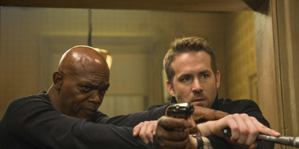 Samuel L. Jackson (l) und Ryan Reynolds spielen die Hauptrollen in "The Hitman's Bodyguard". Die Action-Komödie zog am Wochenende vom 31. August bis 3. September 2017 am meisten Filmfans in die Deutschschweizer Kinos. (Archiv)