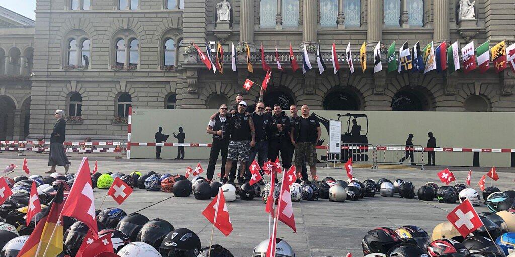 Töfffahrer legen auf dem Bundesplatz ihren Helm nieder - als Protest gegen drohende Lärmbegrenzungen.