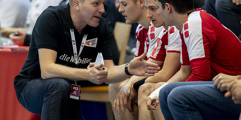 Heute beginnt die WM, die Schweiz steht am Donnerstag erstmals im Einsatz: Der Nationalcoach Michael Suter mit seinen Spielern (Archivbild)