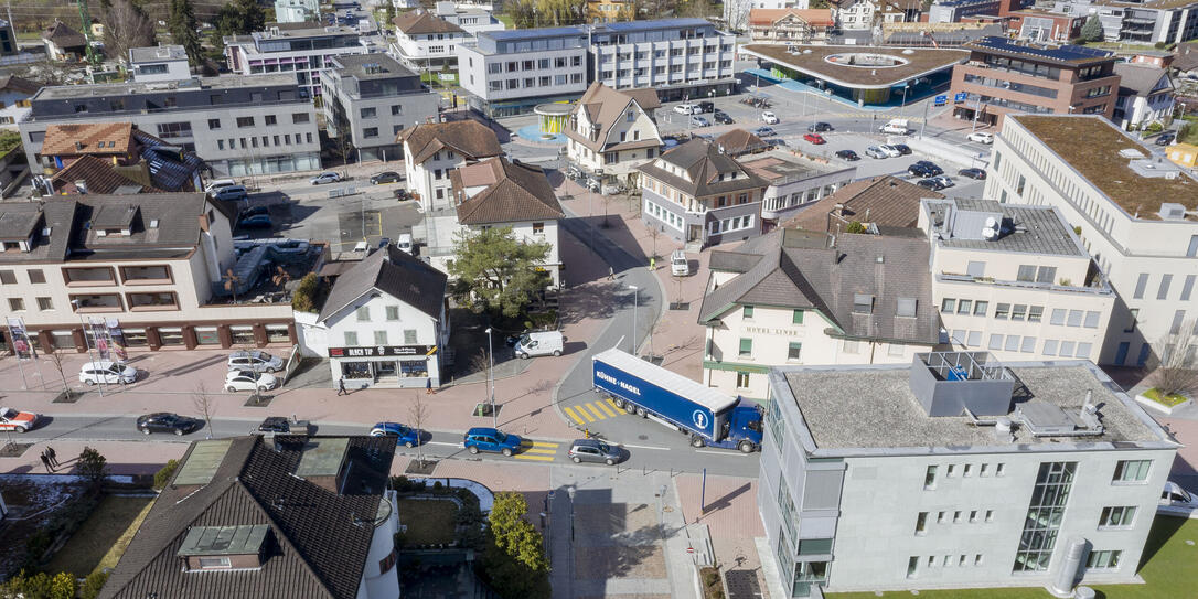 Damit sich die Schrankenschliesszeiten nicht negativ auf den Verkehrsfluss in Schaan auswirken, sollen mehrere Entlastungs- und Lösungsmöglichkeiten geprüft und realisiert werden.	Bild: Julian Konrad