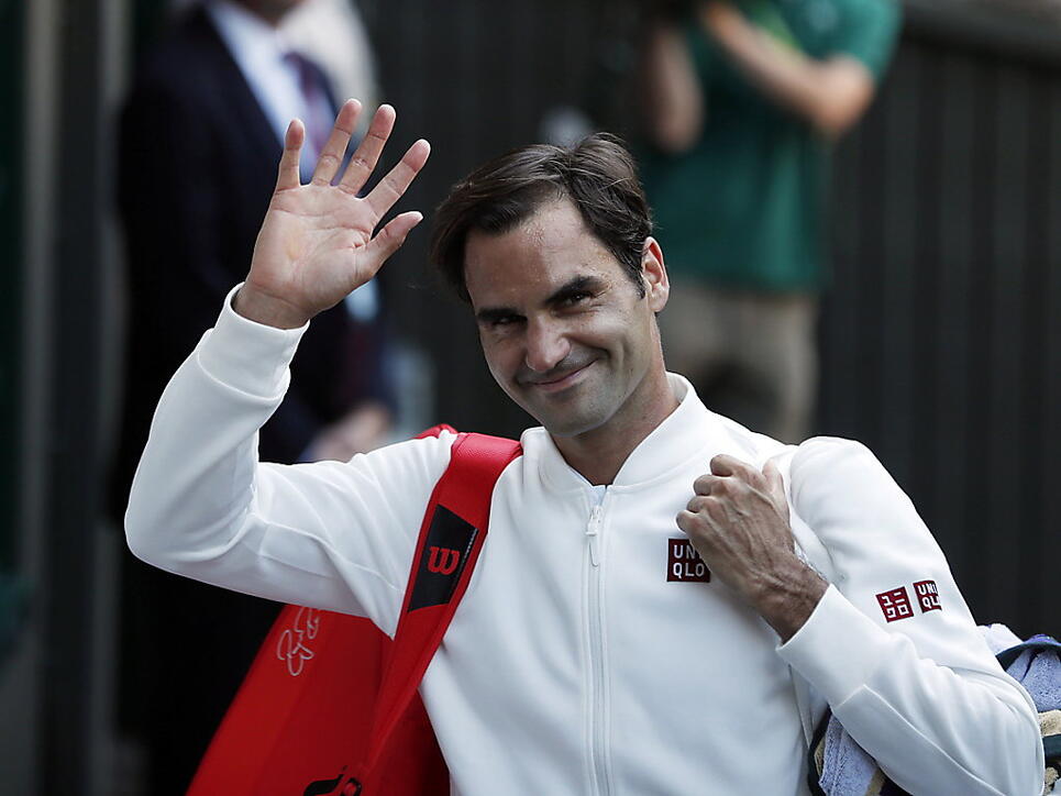 Der lange erwartete Moment: Roger Federer schreitet in Kleidern von Uniqlo auf den Centre Court in Wimbledon