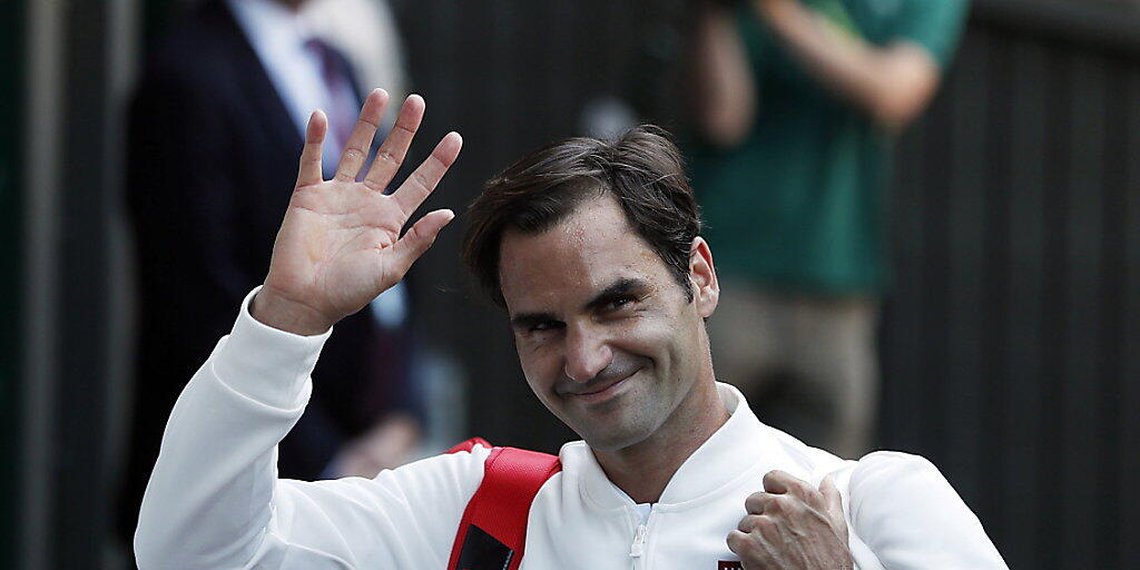 Der lange erwartete Moment: Roger Federer schreitet in Kleidern von Uniqlo auf den Centre Court in Wimbledon