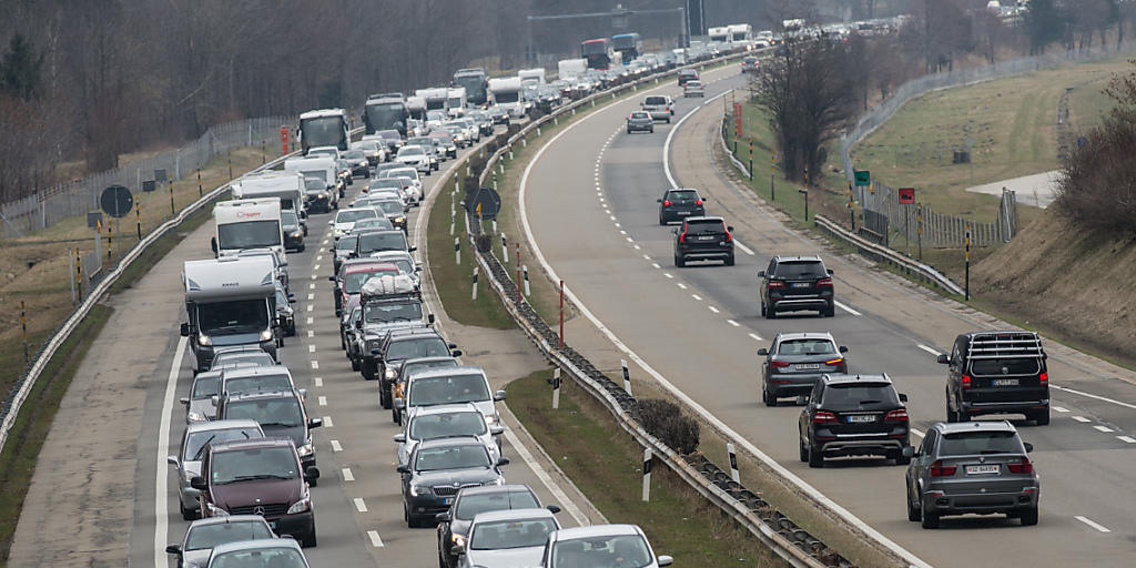 Südlich des Gotthards stauen sich die Autos auf mehreren Kilometern.