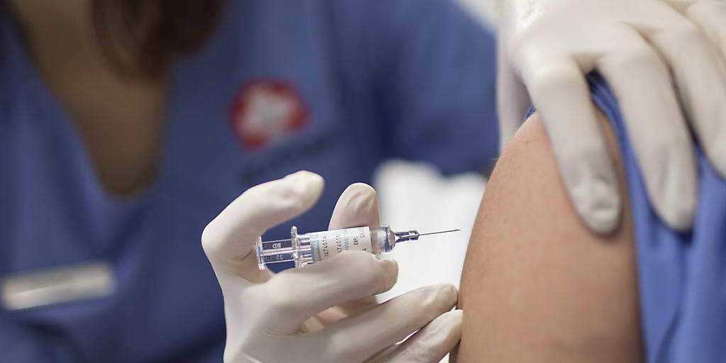 Erstmals in der Schweiz wurde am Kantonsspital St. Gallen eine Person gegen Hepatitis C geimpft. (Archivbild KEYSTONE/Gaetan Bally) Erstmals in der Schweiz wurde am Kantonsspital St. Gallen eine Person gegen Hepatitis C geimpft. (Archivbild KEYSTONE/Gaetan Bally)