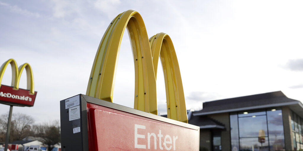 Im Fast-Food-Land Amerika machen McDonald's zahlreiche Rivalen das Leben schwer. Die Angreifer sollen mit modernisierten Filialen, Bestell-Apps, Selbstbedienungssäulen und Rabatten auf Distanz gehalten werden.
