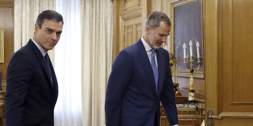 Spaniens König Felipe VI. (rechts), hier vor dem Sondierungsgespräch mit Sozialistenchef Pedro Sanchez, sieht keinen Spielraum für eine Regierungsbildung.