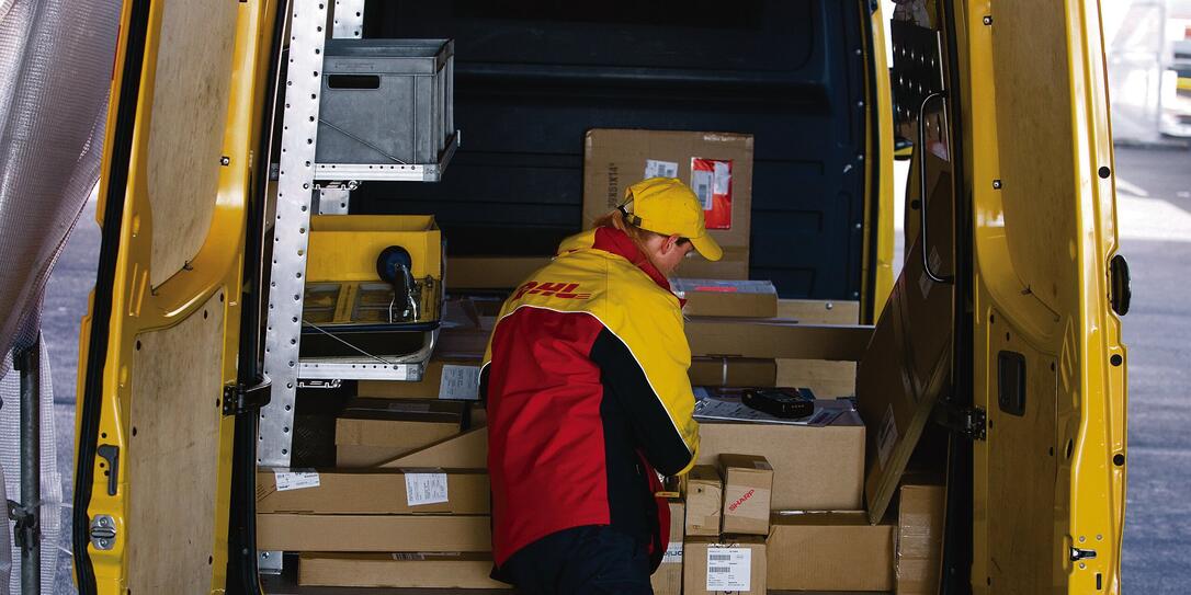 DHL, POST, POSTWESEN, PAKETSERVICE, PAKETDIENST, PAKETPOST, TRANSPORT, ZUSTELLUNG, KURIERDIENST, PAKETZUSTELLER, PAKETZUSTELLUNG, EXPRESSPOST, PAKET, MANN, ANGESTELLTER, LIEFERWAGEN, DHL, POST, POSTWESEN, PAKETSERVICE, PAKETDIENST, PAKETPOST, TRANSPORT, ZUSTELLUNG, KURIERDIENST, PAKETZUSTELLER, PAKETZUSTELLUNG, EXPRESSPOST, PAKET, MANN, ANGESTELLTER, LIEFERWAGEN,