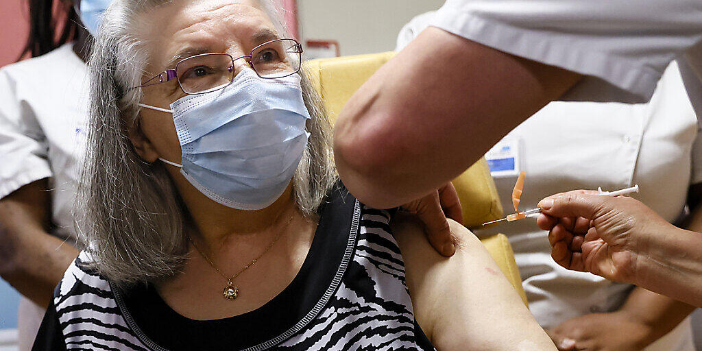 Die 78-jährige Mauricette wird im René-Muret Krankenhaus als erste Frau in Frankreich gegen Corona geimpft. Das stark von der Covid-19-Pandemie betroffene Frankreich hat seine Impfkampagne gegen das Coronavirus begonnen. Foto: Thomas Samson/AFP POOL/AP/dpa