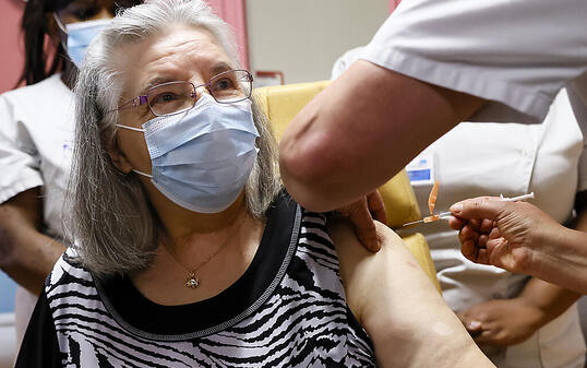Die 78-jährige Mauricette wird im René-Muret Krankenhaus als erste Frau in Frankreich gegen Corona geimpft. Das stark von der Covid-19-Pandemie betroffene Frankreich hat seine Impfkampagne gegen das Coronavirus begonnen. Foto: Thomas Samson/AFP POOL/AP/dpa