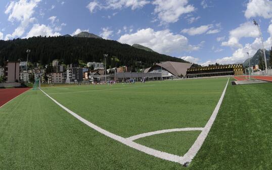 Auf diesem Kunstrasen auf 1600 Metern über Meer hatten mehrere U16-Spielerinnen am Sonntag gesundheitliche Probleme.