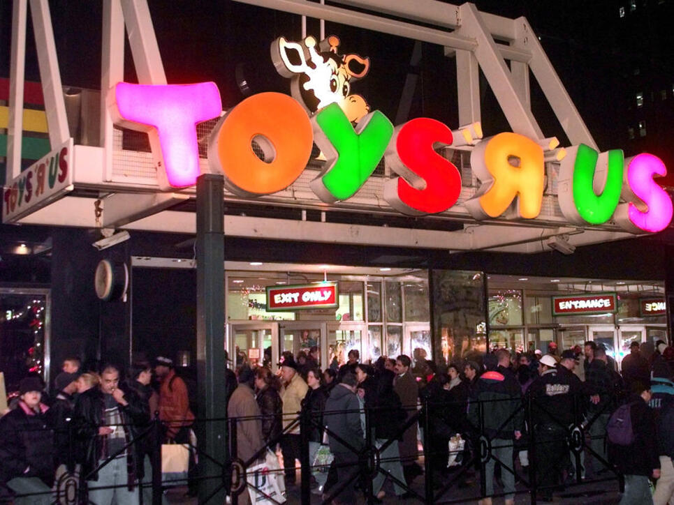 Toys 'R' Us ist in den USA und Kanada in Schwierigkeiten, nicht aber in der Schweiz. Im Bild ist eine Filiale in New York. (Archiv)