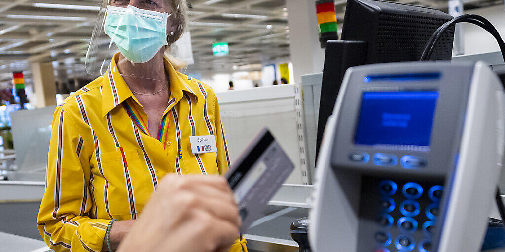 Eine Mitarbeiterin von Ikea Schweiz im waadtländischen Aubonne schützt sich vor Corona (Bild vom Mai 2020). Eine Mitarbeiterin von Ikea Schweiz im waadtländischen Aubonne schützt sich vor Corona (Bild vom Mai 2020).